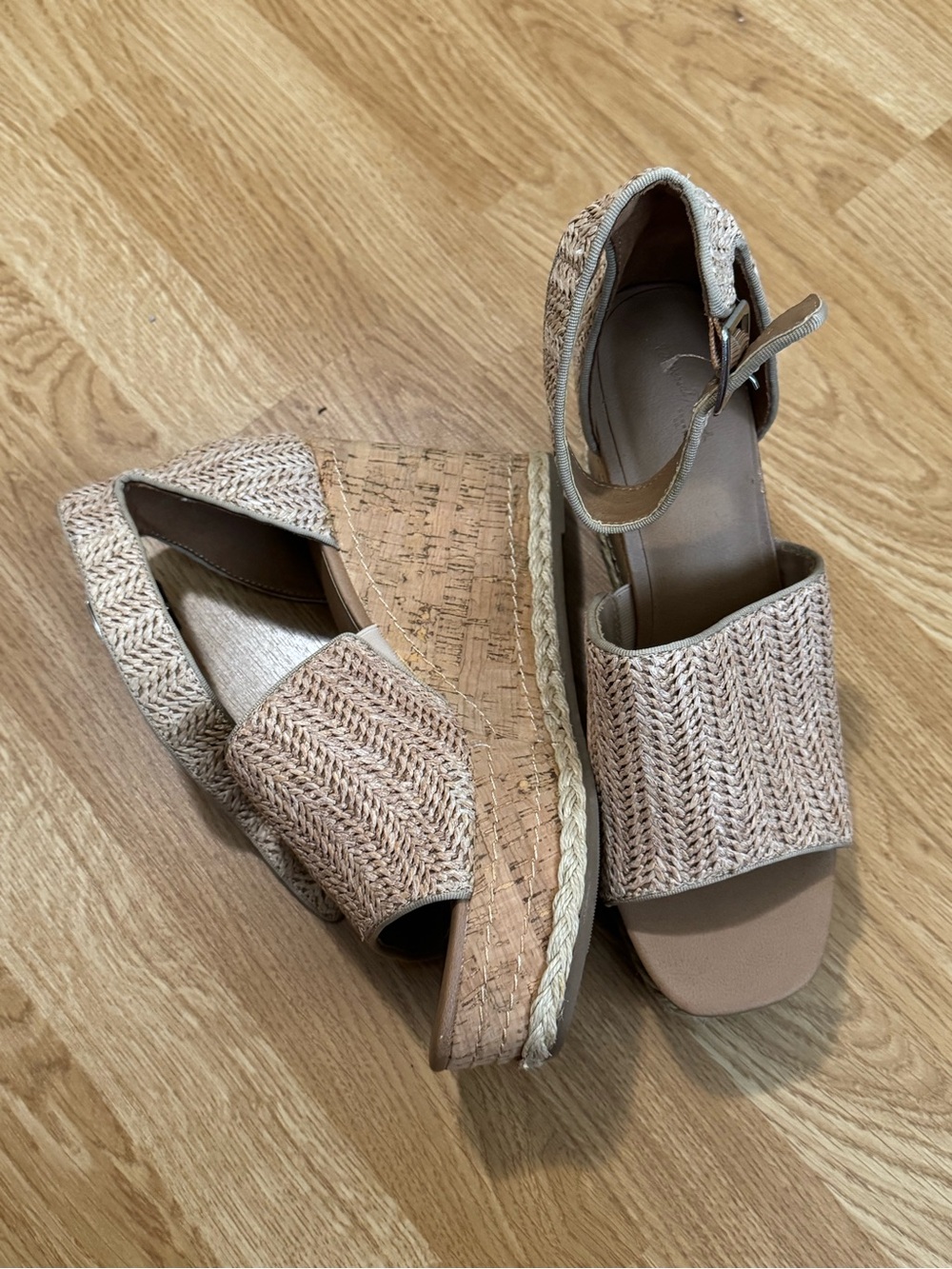 NWOT Universal Thread Wedges - Picture 2 of 5